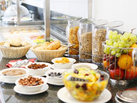 Blick auf das Frühstücksbuffet mit Früchten und Müslibar